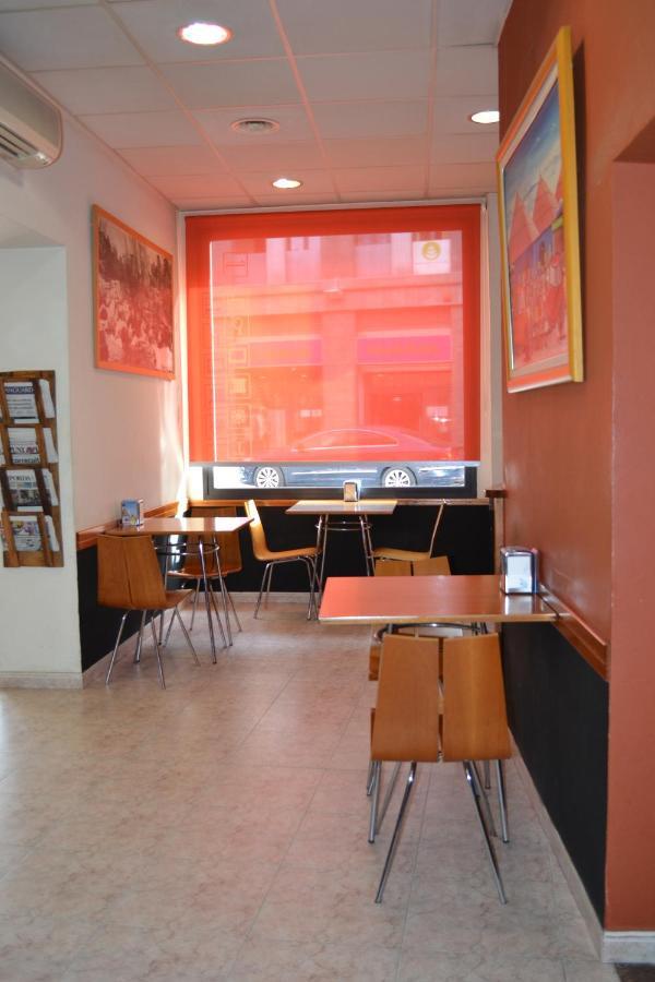 Hostal Bartis Figueres  Luaran gambar