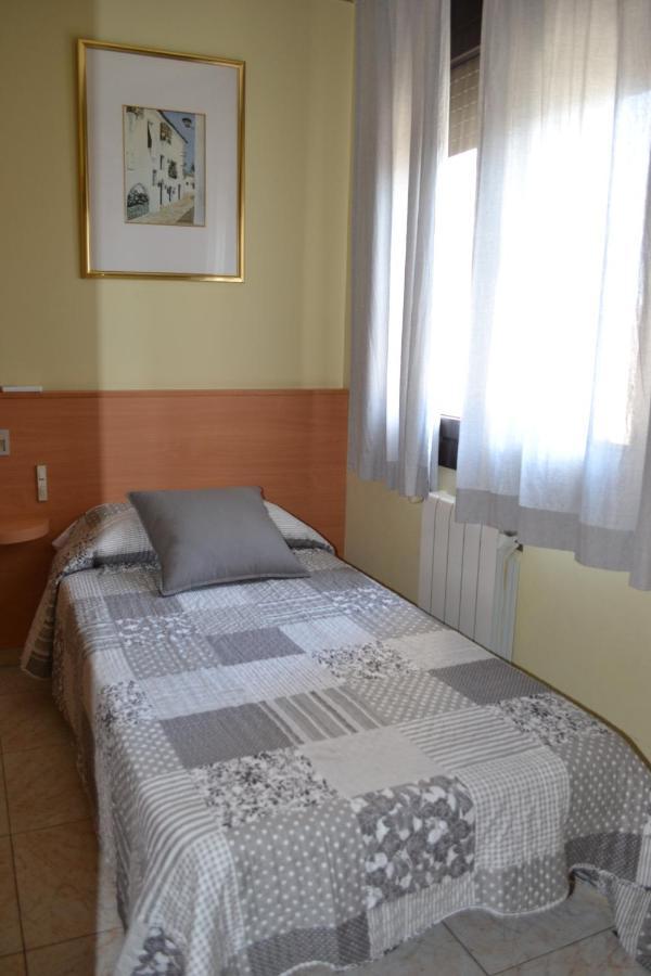 Hostal Bartis Figueres  Luaran gambar