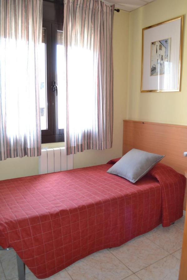 Hostal Bartis Figueres  Luaran gambar